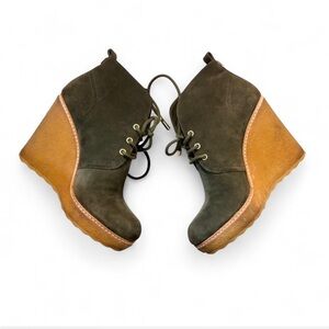 Tory Burch green suede wedge boots #preppy #boots
GREEN • BROWN •